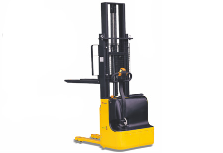 侧操作式全电动堆高车